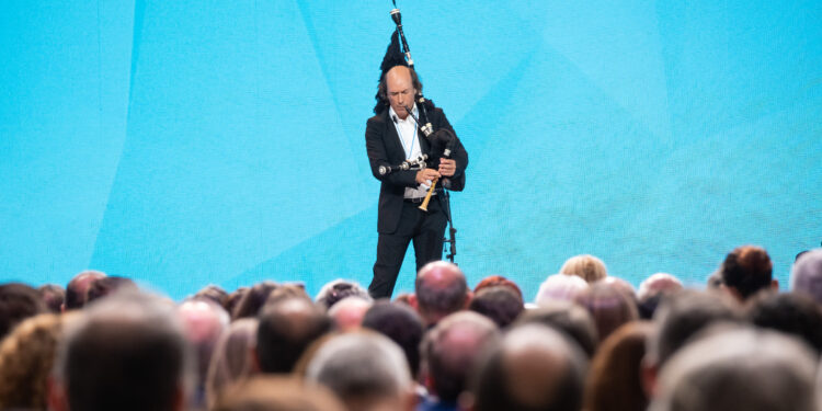 El vigués Carlos Núñez, Medalla de Oro de Galicia