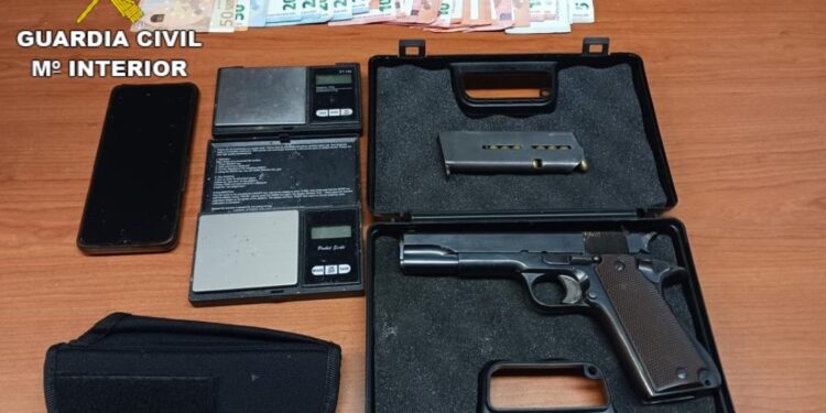 La Guardia Civil detiene a un hombre por vender droga en su vivienda de Ponteareas