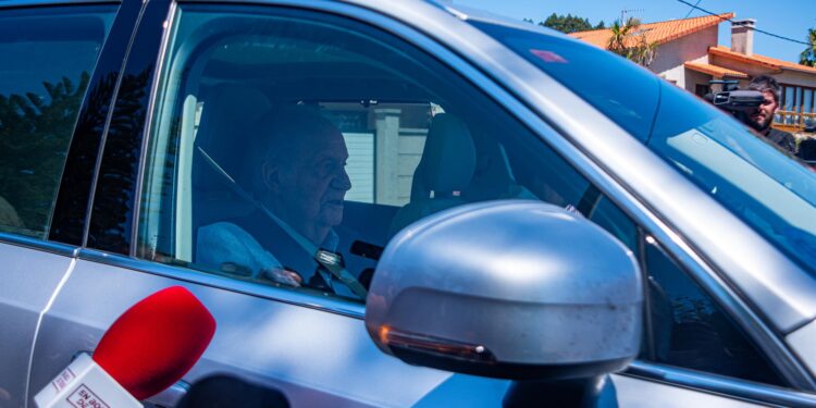 Juan Carlos I pasa desapercibido su primer día en Sanxenxo: «Como cualquier ciudadano»