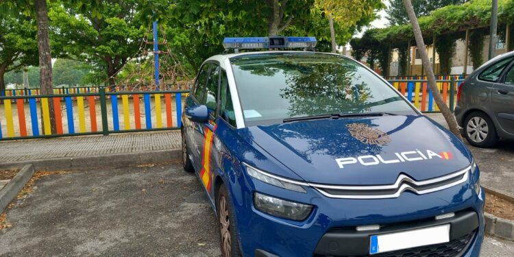 Rescatan en Vigo a una niña encerrada en un coche