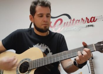 Fran Brea, un profesor de guitarra vigués convertido en estrella de YouTube por accidente