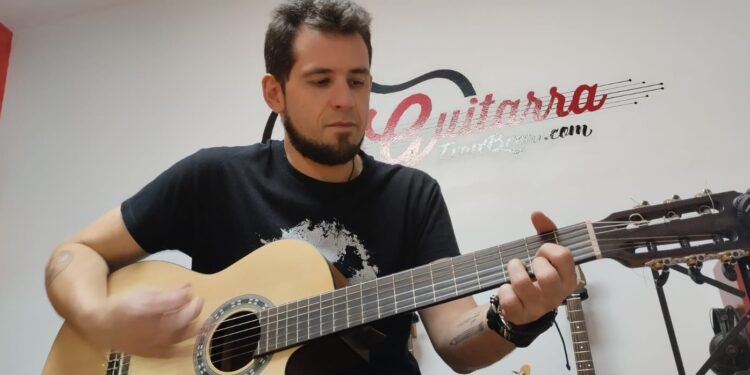 Fran Brea, un profesor de guitarra vigués convertido en estrella de YouTube por accidente