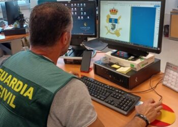 Detenido en Mos por hacer pintadas en la sede los empresarios llamándoles «nazis»