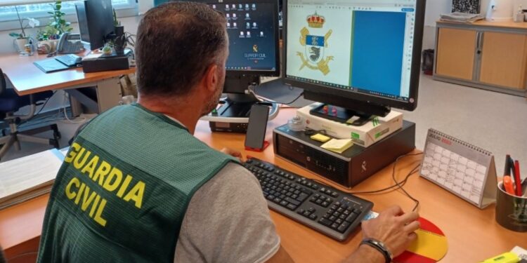 Detenido en Mos por hacer pintadas en la sede los empresarios llamándoles «nazis»