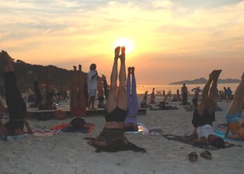 Yoga y meditación al atardecer en la playa de Patos