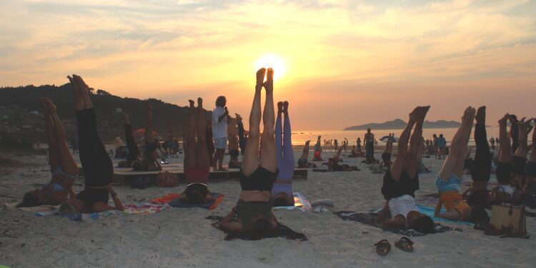 Yoga y meditación al atardecer en la playa de Patos