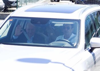 El Rey Juan Carlos aterriza de nuevo en Vigo para participar en las regatas de Sanxenxo