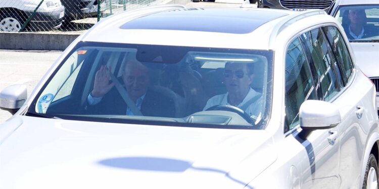 El Rey Juan Carlos aterriza de nuevo en Vigo para participar en las regatas de Sanxenxo