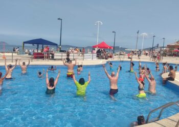 La playa de Samil se inunda de solidaridad en el ‘Móllate’ por la esclerosis múltiple