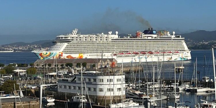El trasatlántico ‘Norwegian Getaway’ atraca en Vigo con 6.200 personas a bordo