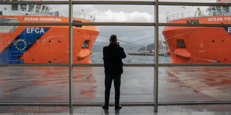 El buque patrulla ‘Ocean Guardian’ abre sus puertas al público en Vigo