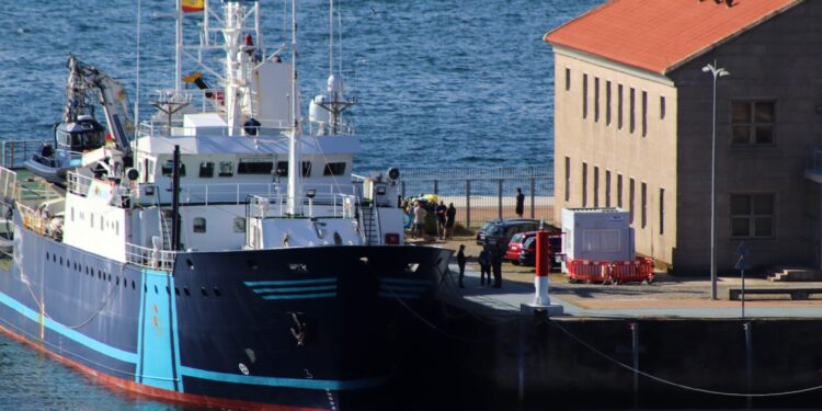 Un coruñés, entre los doce detenidos tras hundir un pesquero con un alijo de coca en Cabo Verde
