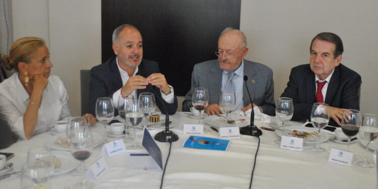 Regades reivindica el «peso de Vigo» en Madrid para dar continuidad a las infraestructuras en marcha