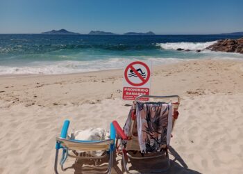 Prohibición de baño en una playa viguesa por un vertido