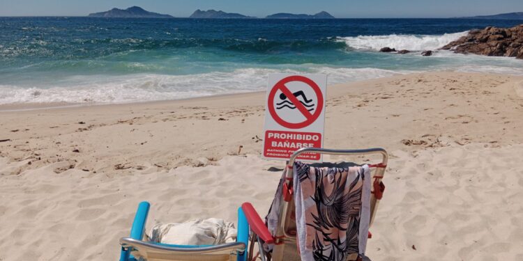 Prohibición de baño en una playa viguesa por un vertido