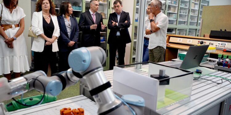 La Xunta y Stellantis Vigo ponen en marcha tres proyectos de FP Dual con casi 40 plazas