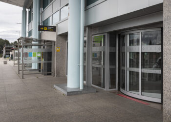 Confirmada la pena de 6 años y medio de cárcel a una pasajera interceptada con cocaína en Peinador