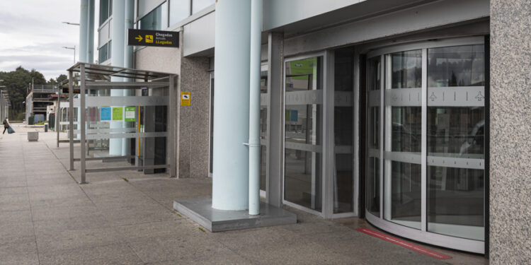 Confirmada la pena de 6 años y medio de cárcel a una pasajera interceptada con cocaína en Peinador