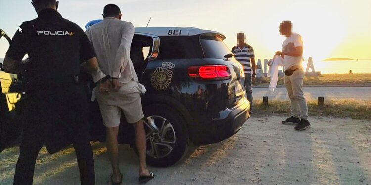 Detenidos tres presuntos miembros de una banda de ladrones que asaltó una vivienda en Vigo