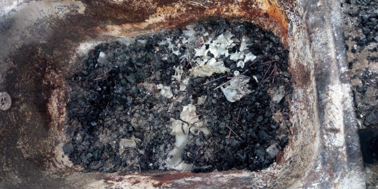 Una quema descontrolada provoca un incendio a 10 metros de un grupo de casas habitadas en Vigo