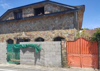 Investigan el lanzamiento de artefactos explosivos caseros contra la fachada de un chalé ‘okupado’ de Vigo