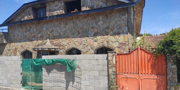 Investigan el lanzamiento de artefactos explosivos caseros contra la fachada de un chalé ‘okupado’ de Vigo