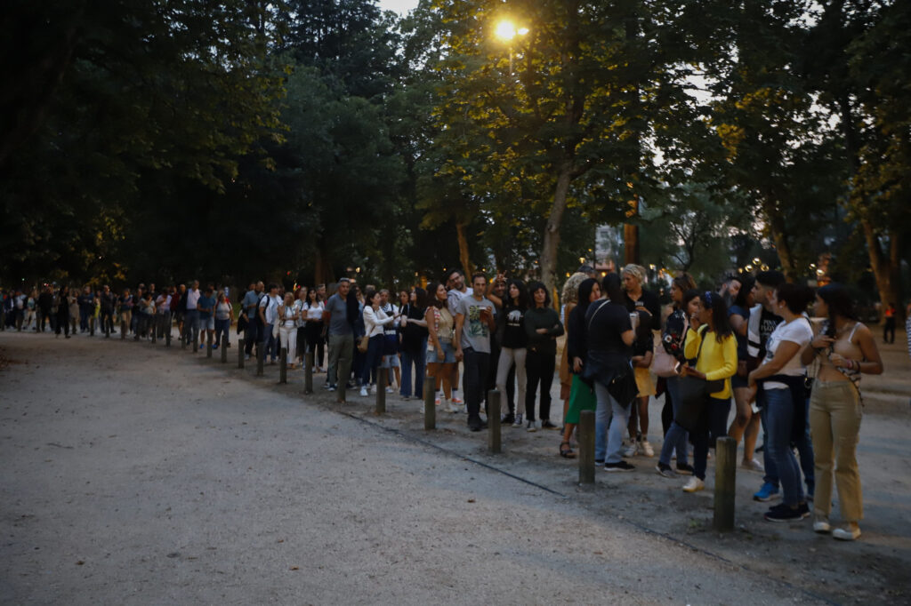 Largas colas para entrar al concierto de Calamaro en Vigo.