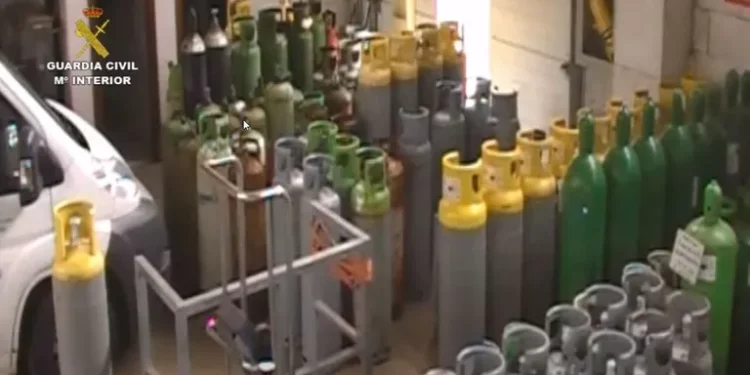 Juzgan en Vigo a empresarios acusados de traficar con un gas prohibido que daña la capa de ozono