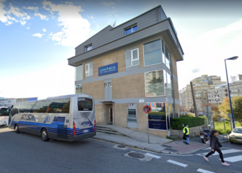 Trasladan al hospital a una pasajera de Vitrasa que se dio un golpe en la cabeza tras un frenazo