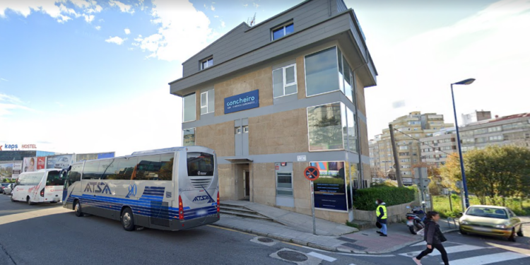 Trasladan al hospital a una pasajera de Vitrasa que se dio un golpe en la cabeza tras un frenazo