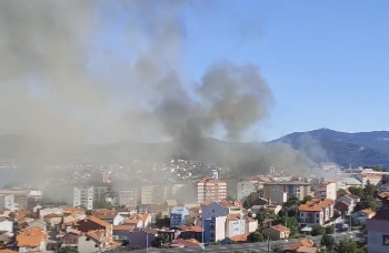Un incendio en un edificio alerta al vecindario de Teis