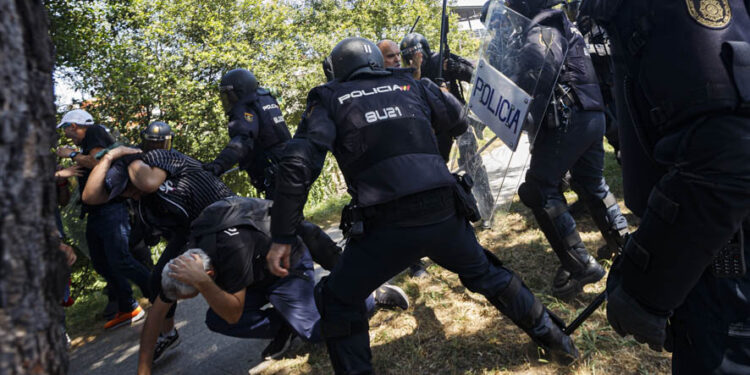 Tensión en la protesta del metal en Vigo con cargas policiales ante la factoría de Stellantis