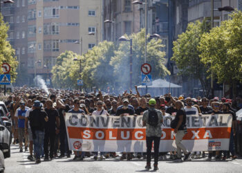 Tensión en la protesta del metal en Vigo con cargas policiales ante la factoría de Stellantis
