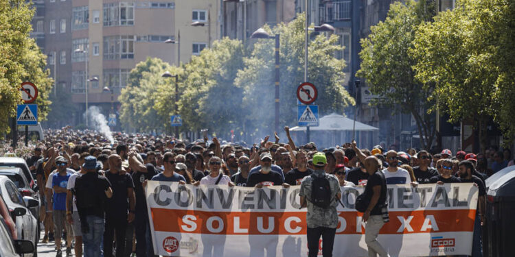 Tensión en la protesta del metal en Vigo con cargas policiales ante la factoría de Stellantis
