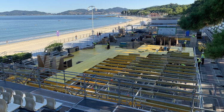 Casi 500 trabajadores, 135 toneladas de hierro y 25 tráilers para montar O Marisquiño