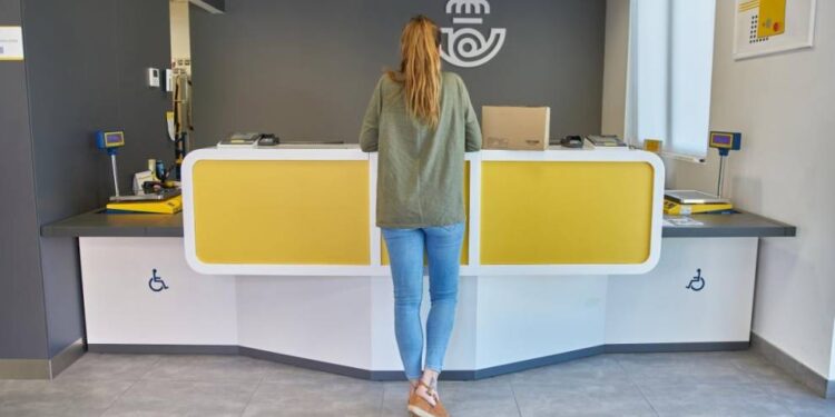Las oficinas de Correos de Vigo y su área amplían los horarios para atender el voto por correo