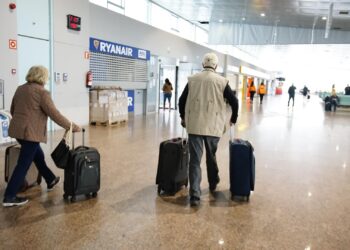 El aeropuerto de Vigo ya opera con normalidad tras desviar tres vuelos a Santiago por causa de la niebla