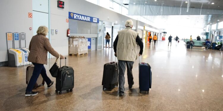 El aeropuerto de Vigo ya opera con normalidad tras desviar tres vuelos a Santiago por causa de la niebla