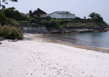 Unos bañistas rescatan a un buceador que sufrió una indisposición en el agua en una playa de Vigo