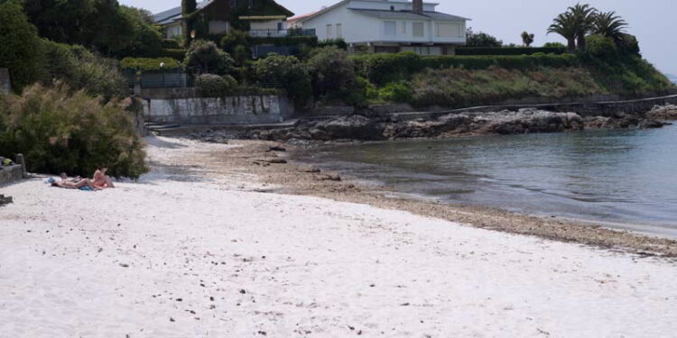 Unos bañistas rescatan a un buceador que sufrió una indisposición en el agua en una playa de Vigo