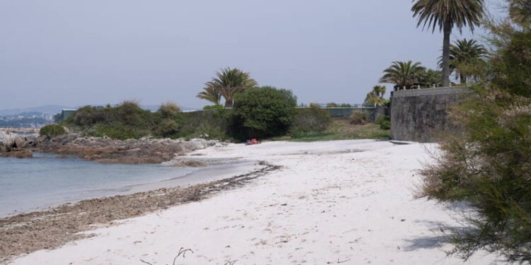 El buzo rescatado en una playa de Vigo sufrió un ataque de asma y fue salvado por un policía fuera de servicio