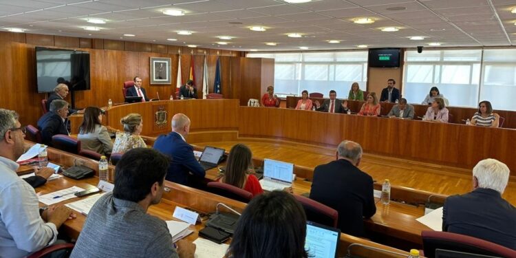 Silva abandona el pleno de Vigo durante la moción del PP sobre su «pataleta» por el edificio de la Diputación