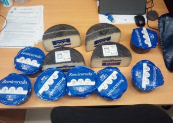 Interceptan a un ladrón que salió corriendo de un supermercado en Vigo con once quesos semicurados