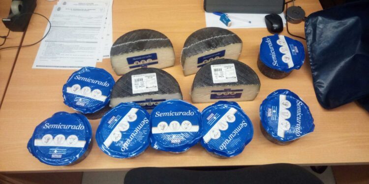 Interceptan a un ladrón que salió corriendo de un supermercado en Vigo con once quesos semicurados