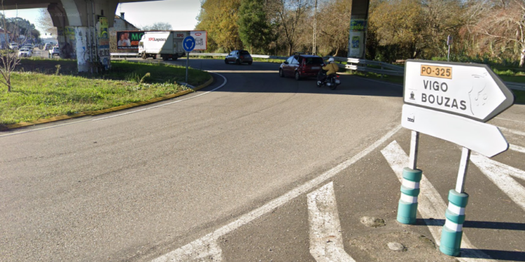 Herido grave un motorista en Vigo tras una colisión lateral con un coche