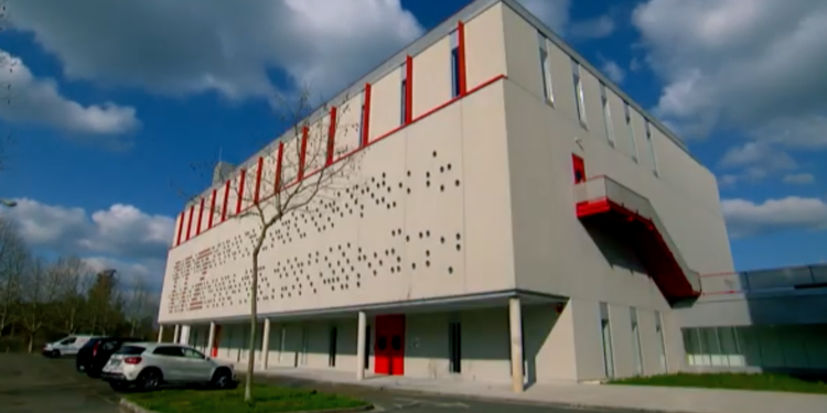 Evacuadas dos personas tras una colisión entre un camión y dos turismos en Gondomar