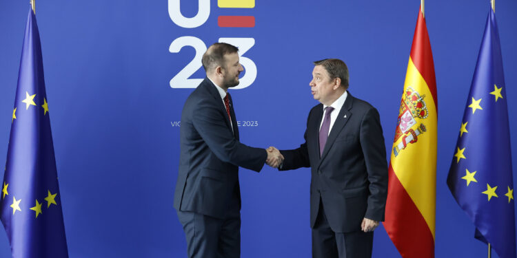 El comisario de Pesca pone el foco en la tecnología y en combustibles eficientes para avanzar en la descarbonización