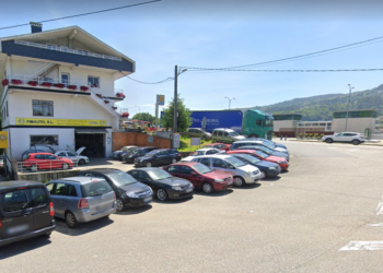 Fallece el operario de una grúa en Redondela al quedar atrapado entre su vehículo y un muro