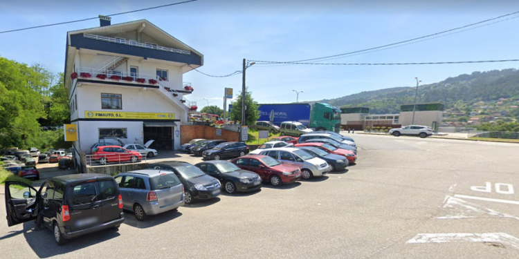 Fallece el operario de una grúa en Redondela al quedar atrapado entre su vehículo y un muro