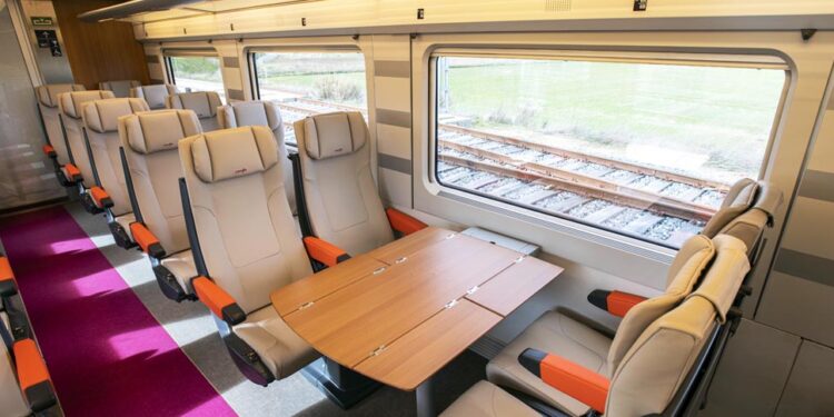 Un tren de AVLO, ‘low cost’ de Renfe, rueda en pruebas por primera vez por la red ferroviaria gallega